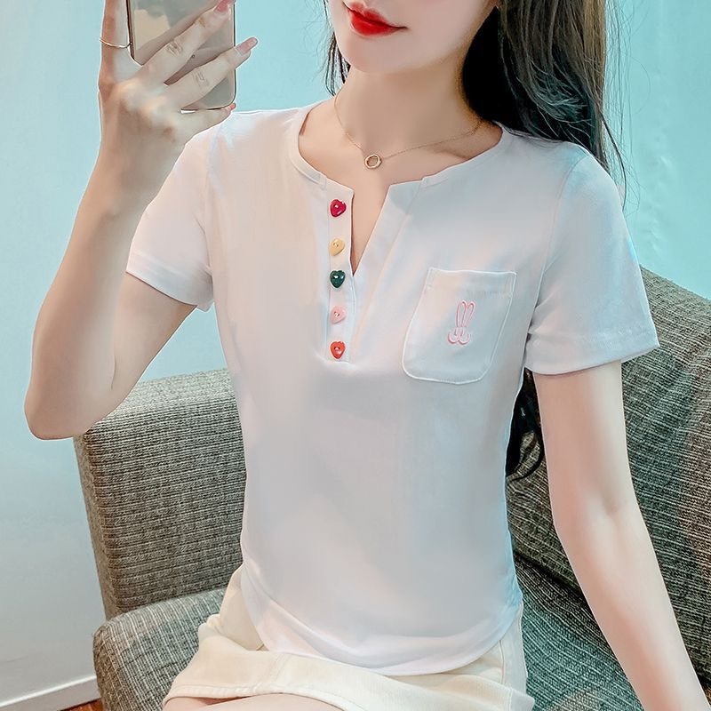 TT-รุ่น-356มาใหม่เสื้อยืดแขนสั้นคอวีแต่งด้วยกระดุมสี5เม็ดพร้อมกระเป๋าปักลาย1ใบ ทรงเสื้อแต่งเว้า สุดฮิตสไตล์เกาหลี น่ารัก