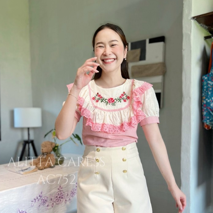ALITTA CARESS AC752 เสื้อสีชมพู ครีม ช่วงอกปักดอกไม้ แต่งระบายลูกไม้ สวย น่ารัก ดีเทลละเอียด