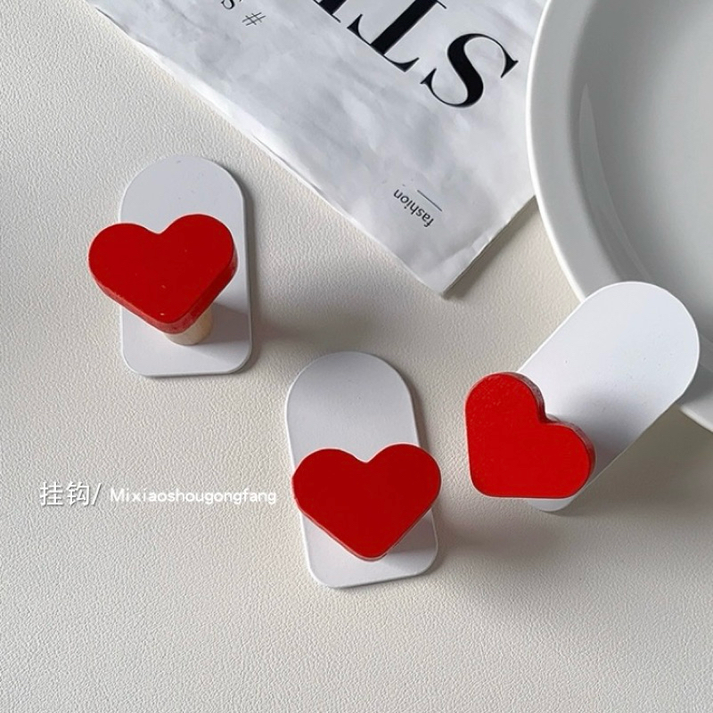 พร้อมส่ง❤️ ตะขอ Red Heart Hook ที่แขวน หัวใจ ที่แขวนของ ติดผนัง ไม่ต้องเจาะ กุญแจ ปลั๊กไฟ ที่ติดผนัง ห้อยของ 32007