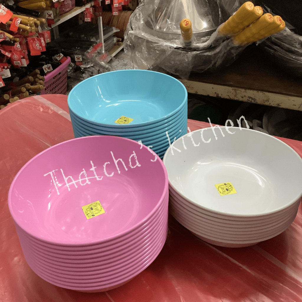 ชามใบบัว ตราสิงโต ขนาด 6 นิ้ว เนื้อพลาสติก 1 แพ็คบรรจุ 12 ใบ สีฟ้า/ชมพู/ขาว – โปรปัง