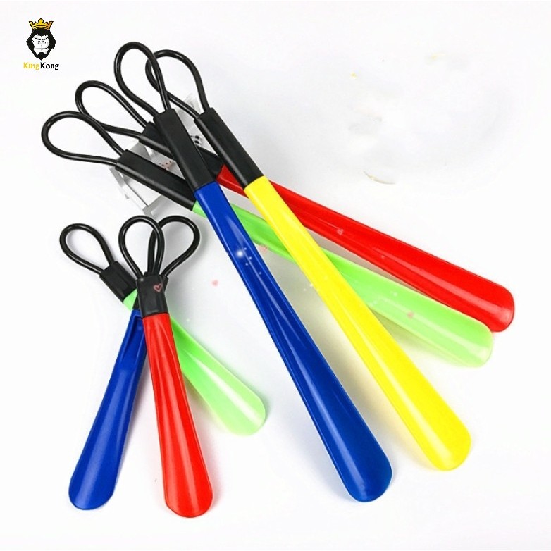 Chok ที่ดึงรองเท้า แบบพลาสติก ไม่หย่อนคล้อย จัดส่งแบบคละสี shoehorn