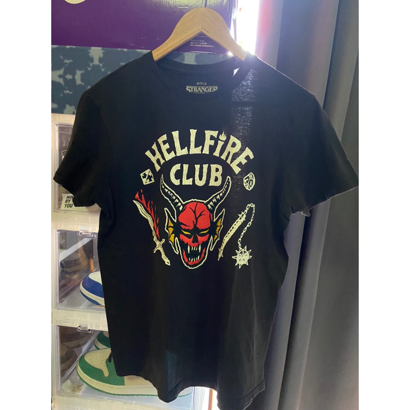 Stranger Things Netflix Hellfire Club Black Tshirt เสื้อแขนสั้นมือสอง