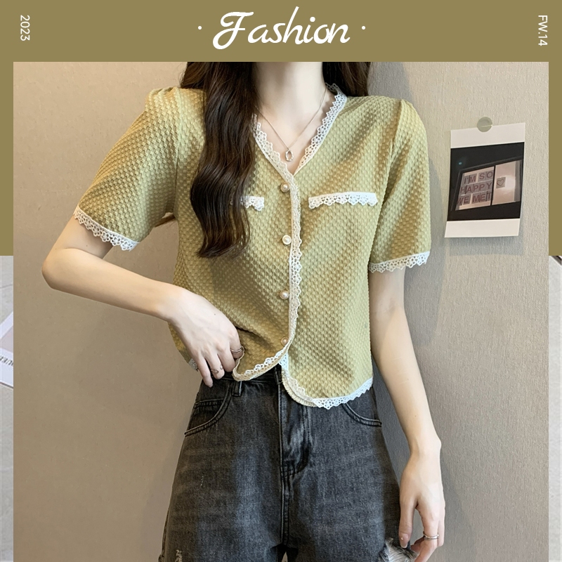 FBAShop ฮิตมาก เสื้อผู้หญิงแขนสั้น ทรงคอวี แฟชั่นผู้หญิง กระดุมปลายแขนคอ ปักลายลูกไม้ สีโทนพาสเทลเรียบง่ายดูดี ☄️