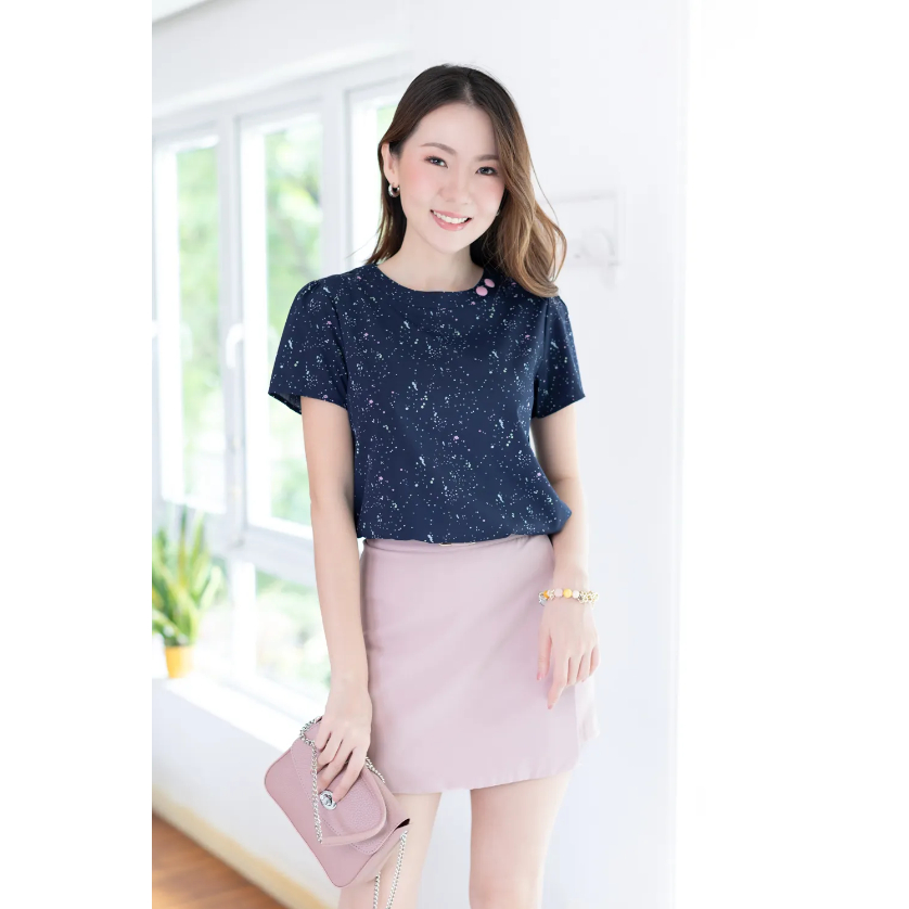 Narinari : NT2478 Double-Button Neck Splash Blouse