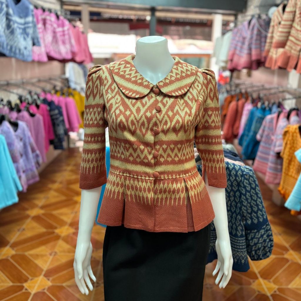 เสื้อผ้าฝ้าย ราชวัตร ทอลาย คอปกบัว กระดุมหน้า เอวต่อชายทวิต แขนสามส่วน อัดผ้ากาว