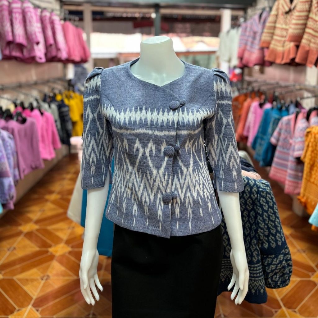 เสื้อผ้าผ้าเข็นมือ ทอมือ ลายขอ สีเทาฟ้า คอกลม กระดุมหน้า แขนสามส่วน อัดผ้ากาว