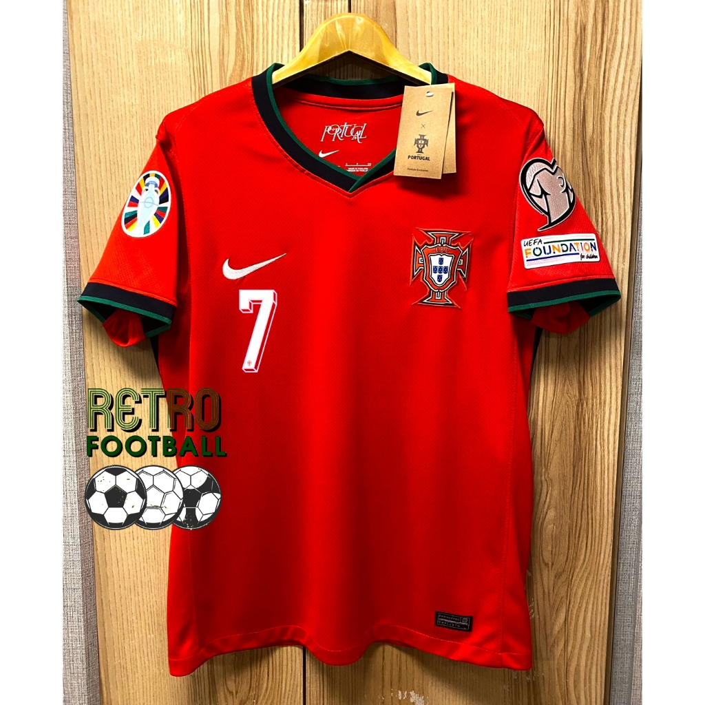 เสื้อฟุตบอลทีมชาติ โปรตุเกส HOME เหย้า ยูโร2024 [ 3A ] เกรดแฟนบอล สีแดง เสื้อเปล่าพร้อมอาร์ม ยูโร พร้อมชื่อเบอร์นักเตะ