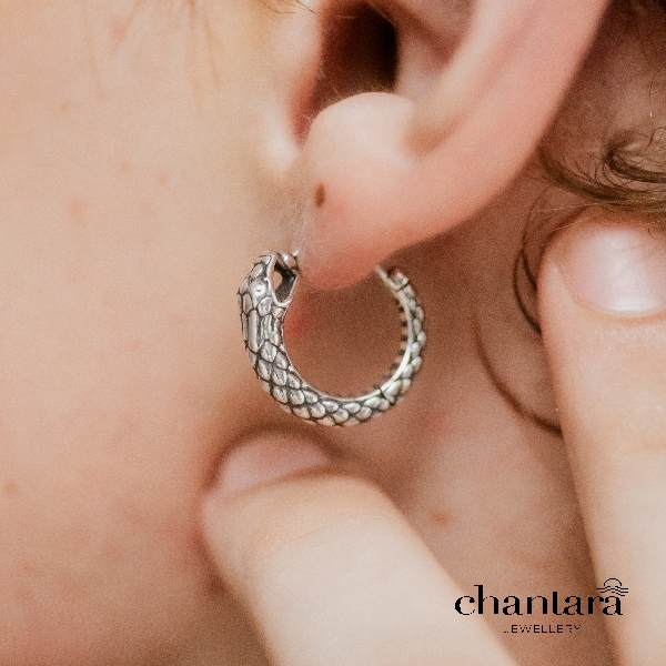 CHANTARA- ต่างหูห่วง ต่างหูเงิน925 ตุ้มหูงู Ouroboros Hoop Earring ต่างหูชาย ตุ้มหูแฟชั่น ฟรีผ้าเช็ด