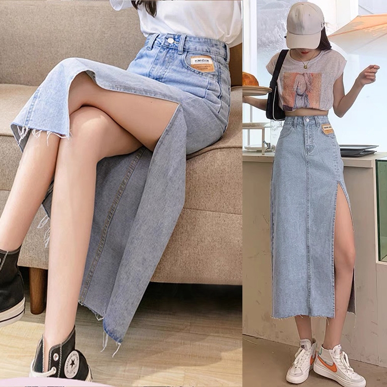 พร้อมส่ง ใหม่ฤดูร้อน2023สำหรับผู้หญิงแบบบางกระโปรงยีนส์ยาวปานกลางผ่าข้างสำหรับฤดูร้อน แนวหวาน สไตล์เกาหลี