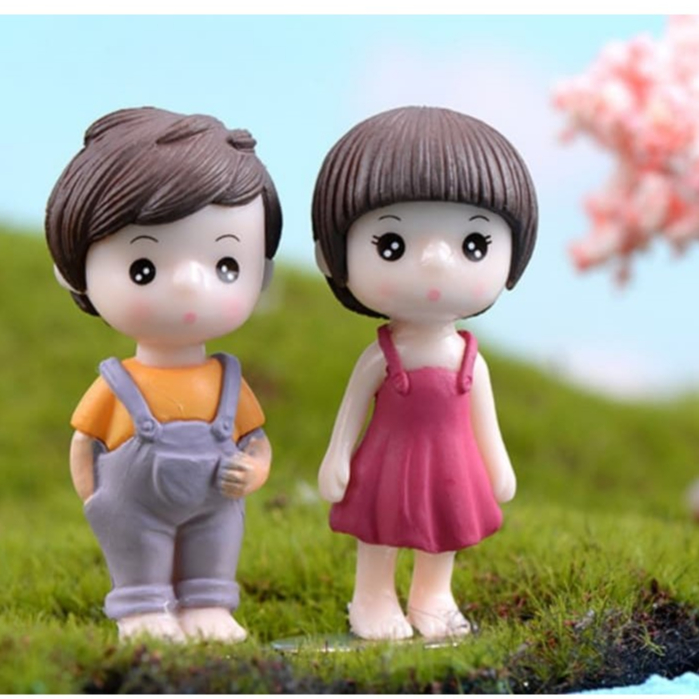 หนุ่มสาวยืนใส่ชุดเอี๊ยม (ราคา/ 1 คู่) ตุ๊กตาตกแต่งสวน จัดสวนถาด พร็อพถ่ายรูป