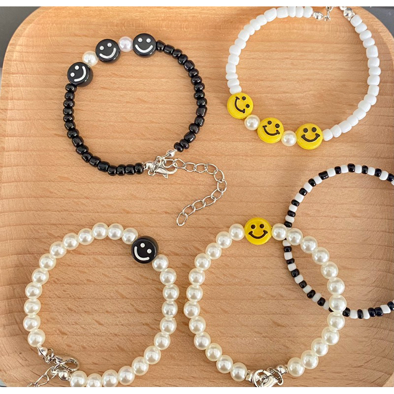 สร้อยข้อมือลูกปัดยิ้มเทห์ๆต้องมีติดไว้