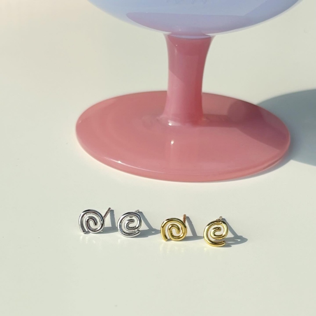play.palette - PLAY Swirly stud ราคาต่อคู่