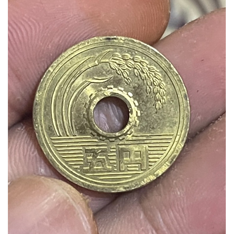 เหรียญต่างประเทศ ญี่ปุ่น 5 เยน (5 yen)เหรียญแห่งความโชคดี ราคาต่อเหรียญ คละปี ขนาด 22 มม. เก่าเหรียญรู เก่าเก็บ ผ่านใช้