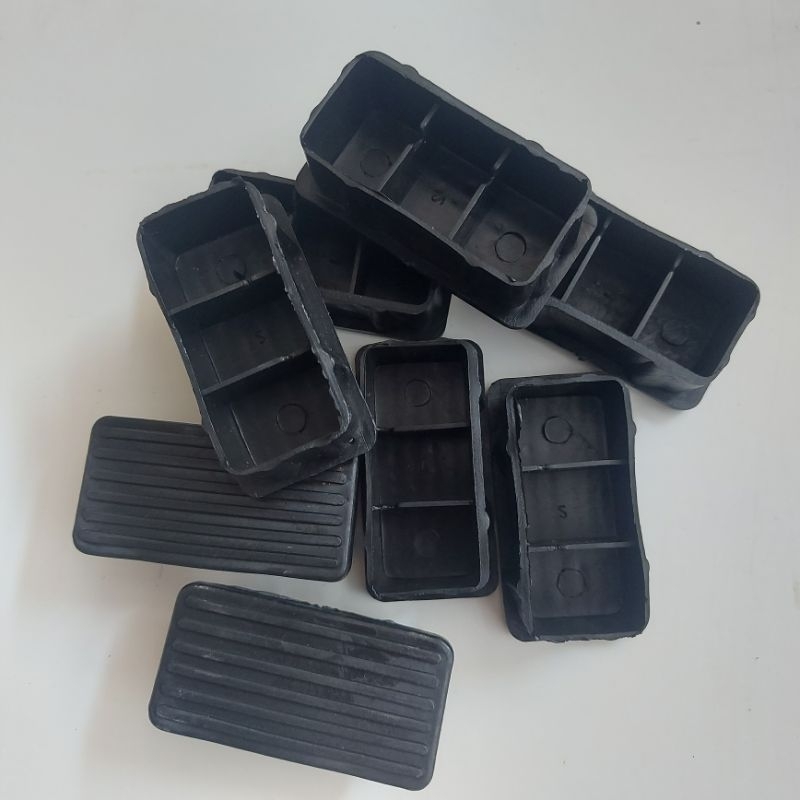 ฝาครอบเหล็กสีดำเป็นพลาสติก แบบสวมในขนาด1.5×3นิ้วจำนวน8อัน
