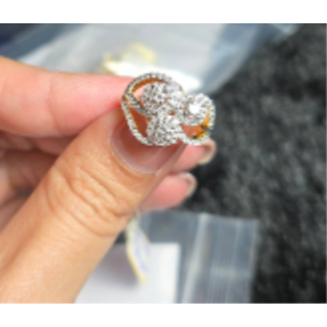 ทองคำแท้ 18k (75%) น้ำหนัก 4.66 g.  เพชร D Color , VVS , D .48 ct , D .51 ct รวม .99 ct.   / S:48 / 