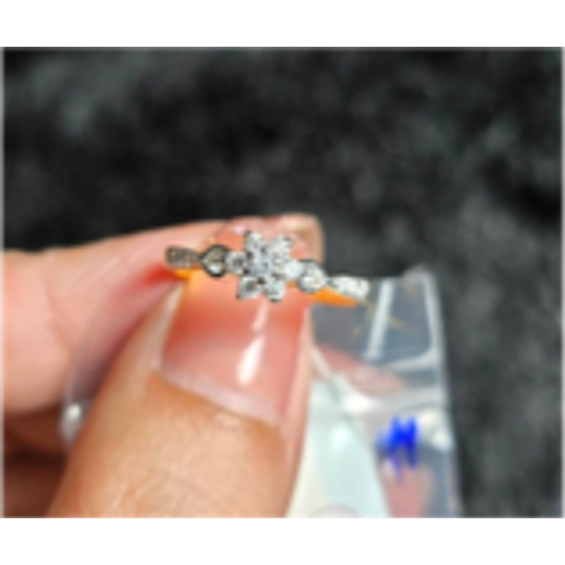 ทองคำแท้ 18k (75%) น้ำหนัก 2.8 g.  เพชร D Color , VVS , D .32 ct   / S:53 / อ82 A82