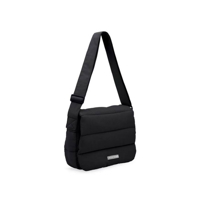 [พร้อมส่ง] beyond the vines รุ่น the poofy bag สีดำ
