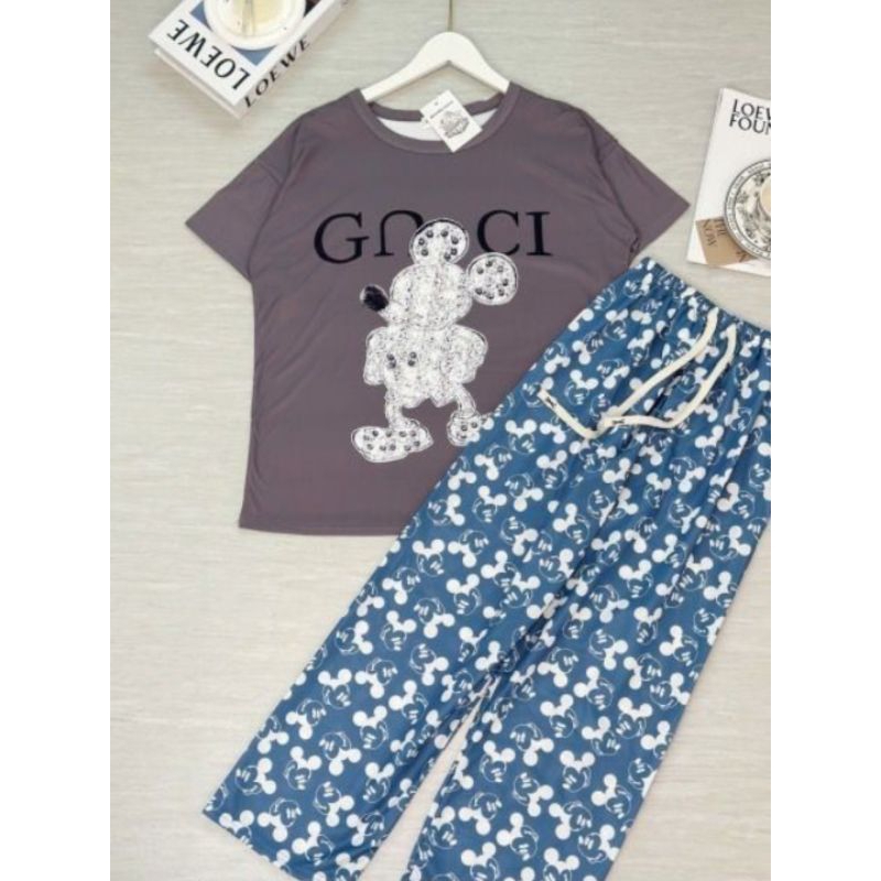 GoodNine พร้อมส่ง งาน 2 ชิ้นเข้าชุดเสื้อแขนสั้นผ้ายืดสกรีนลายมิกกี้เม้าส์คู่กางเกงขายาวสกรีนลายทั้งตัวเข้าชุดสวยใส่สบาย