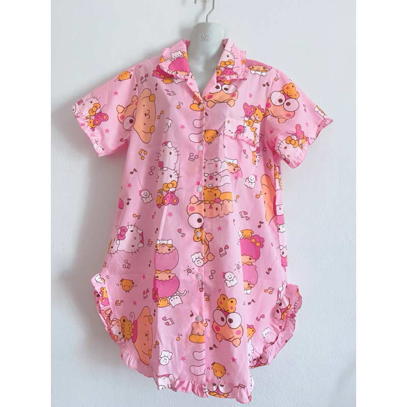 👗ชุดนอนผู้ใหญ่ กระโปรงแขนสั้น คอปกระบาย การ์ตูน ริ้ว คิตตี้ สนุปปี้ หมีพลู คุโรมิ โดเรม่อน มิกกี้ ผ้าทีซี, ผ้าอองฟอง