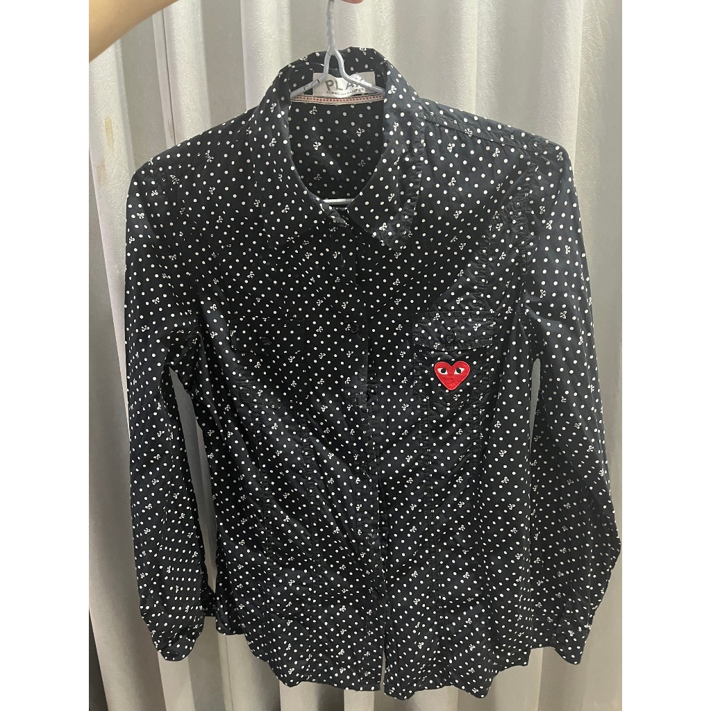 COMME des GARÇONS PLAY เสื้อเชิ้ตผู้หญิงสีกรมท่าลายจุดผสมโบว์