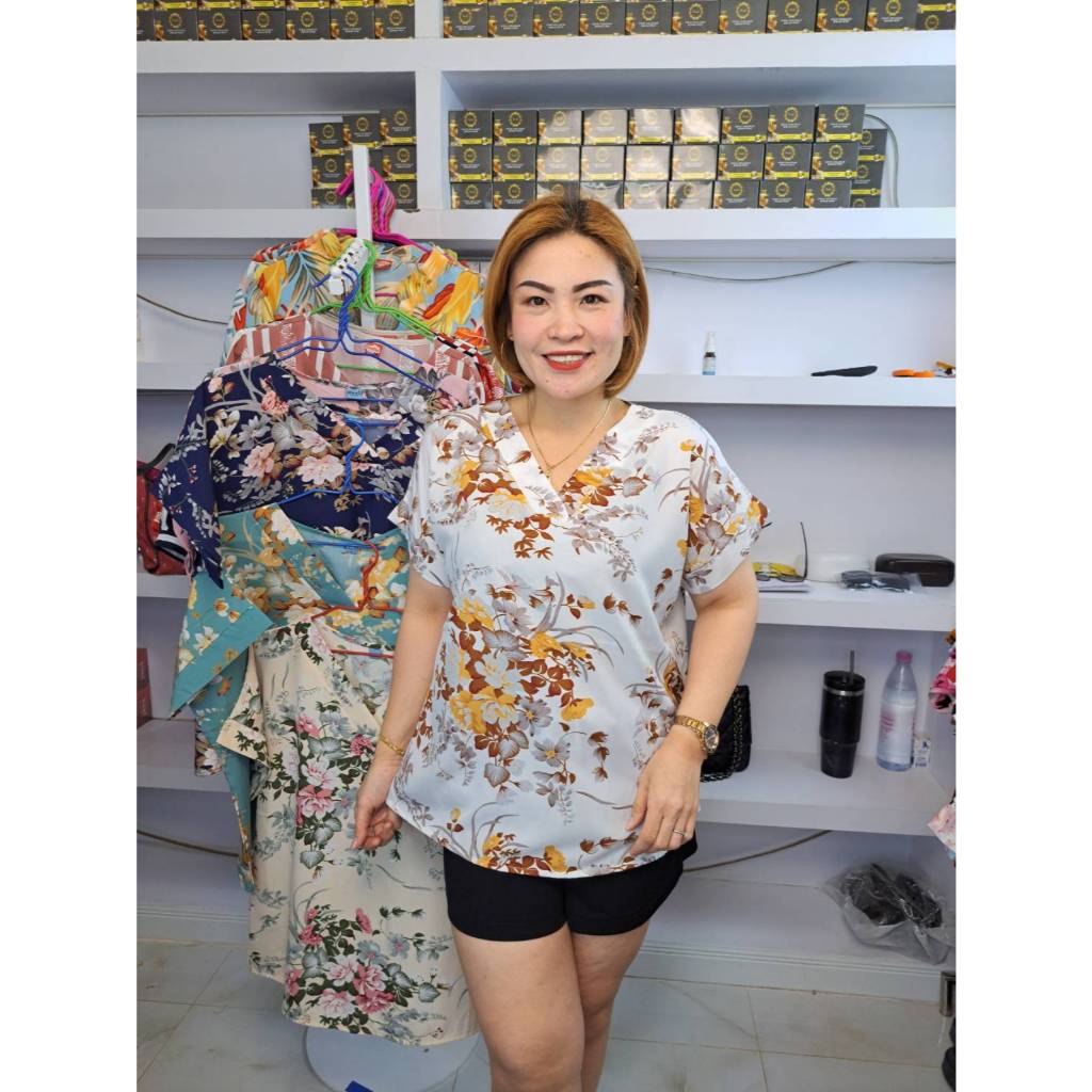 ข16//เสื้อคอวีดอกไม้บานสดผ้าไหมอิตาลี ฟรีไซ46/50นิ้ว ยาว25-26นิ้ว ราคา139บาท - รูปที่ 3