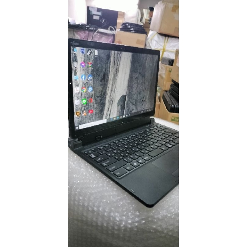 แท็บเล็ต 2in1พร้อมคีย์บร์อดFujitsu ArrowsTab Q739/SE Intel Corei3 GEN8(RAM:4GB/SSD:128GB) ขนาด13นิ้ว