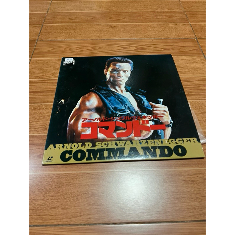 แผ่น LASER DISC ภาพยนตร์ แผ่นใหญ่ เรื่อง COMMANDO  มือ2