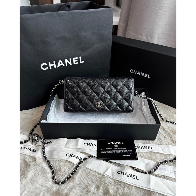 like new Chanel bifold wallet (Holo24)
