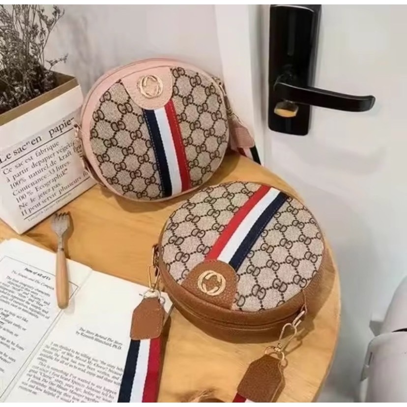 กระเป๋าสะพายข้างทรงกลม แบบมีลาย