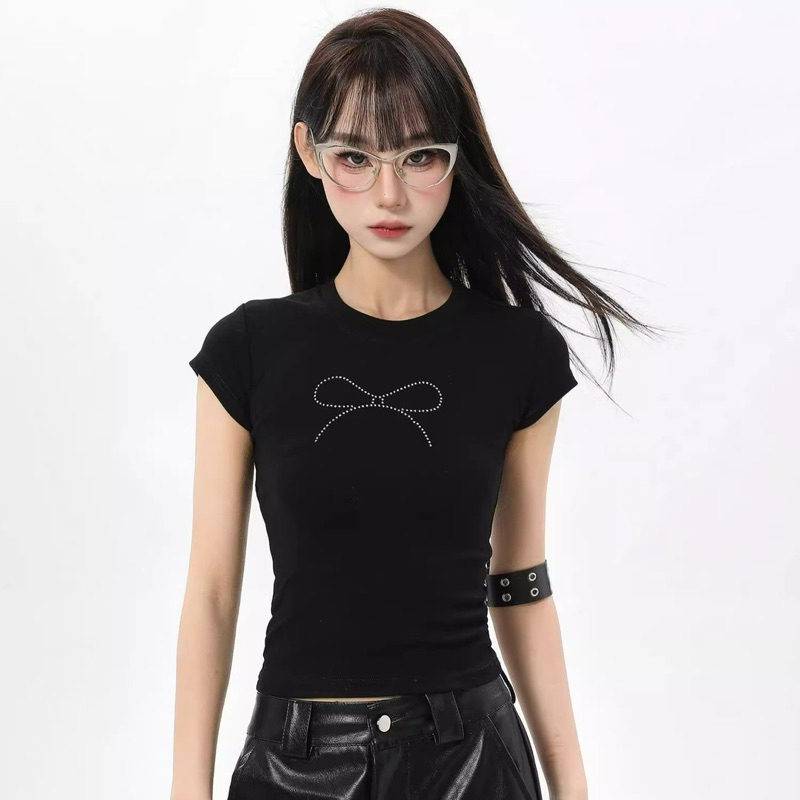 STR พร้อมส่ง ✨เสื้อยืดแขนสั้นผู้หญิง💎Y2K CROP TOP คอกลม สีขาวเสื้อครอปสั้นพิมพ์ลายโบว์ ประดับเพชร ทร