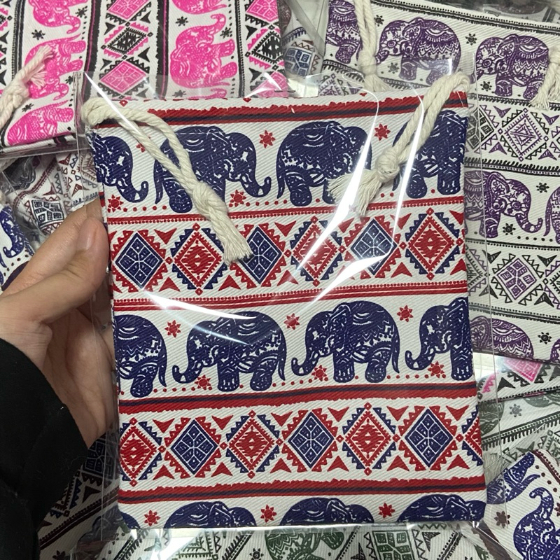กระเป๋าหรูดลายช้าง กระเป๋าใส่เครื่องสำอาง ของฝากยอดฮิตคละลายค่ะ