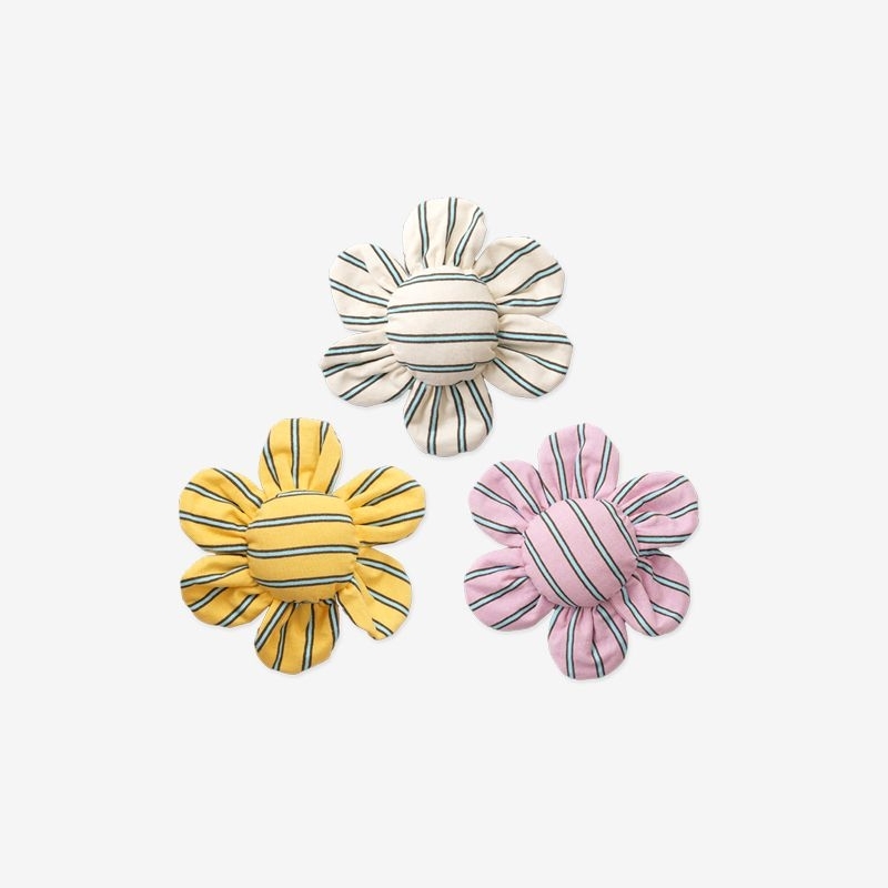 ของเล่น Stripe Daisy Toy รูปดอกไม้ มี3สี ขนาดสำหรับพกพาได้ มีตัวสอดด้านหลัง ตกแต่งปลอกคอ สายจูงหรือฮาเนสได้