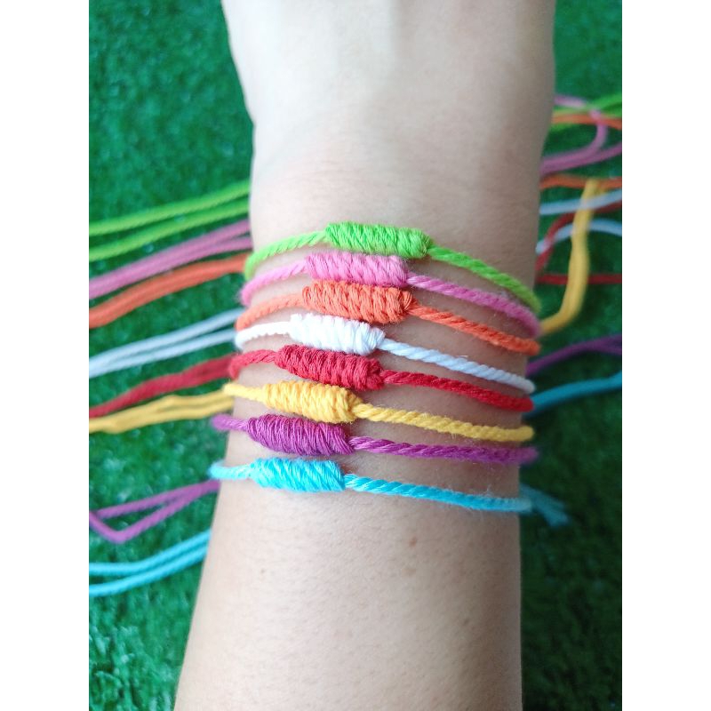 ด้ายผูกข้อมือฝั้นด้าย9ครั้งเพื่อความเป็นศิริมงคล มี9สีมงคลความยาว32-35ซม ขนาด1.5-2มิล ราคาเฉลี่ยต่อเส้น50สตางค์