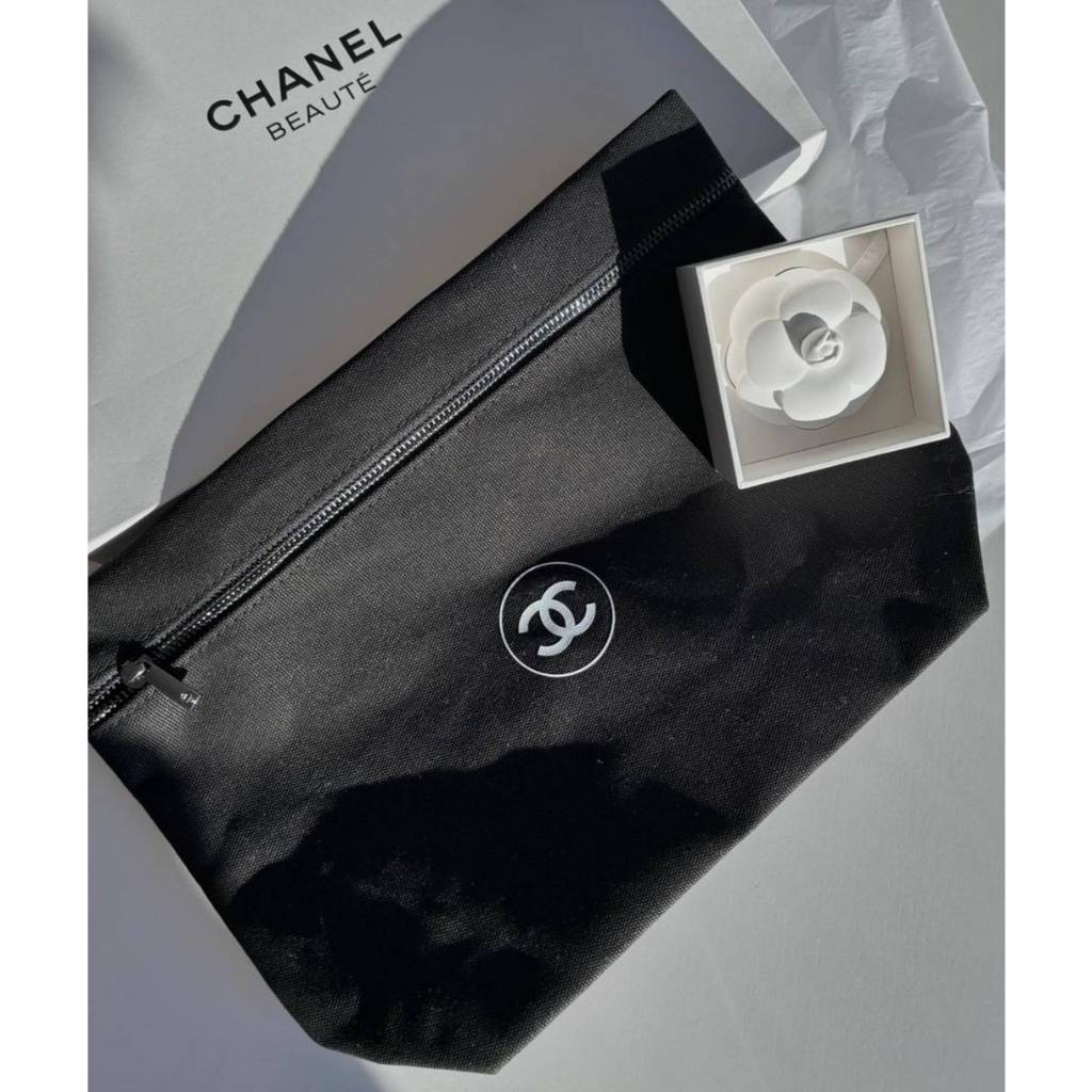 Chanel กระเป๋าเครื่องสำอางของแท้💯 Chanel Pouch Chanel Cosmetic Bag กระเป๋าเครื่องสำอางชาแนล GENTLEWOMAN DUMPLING BAG