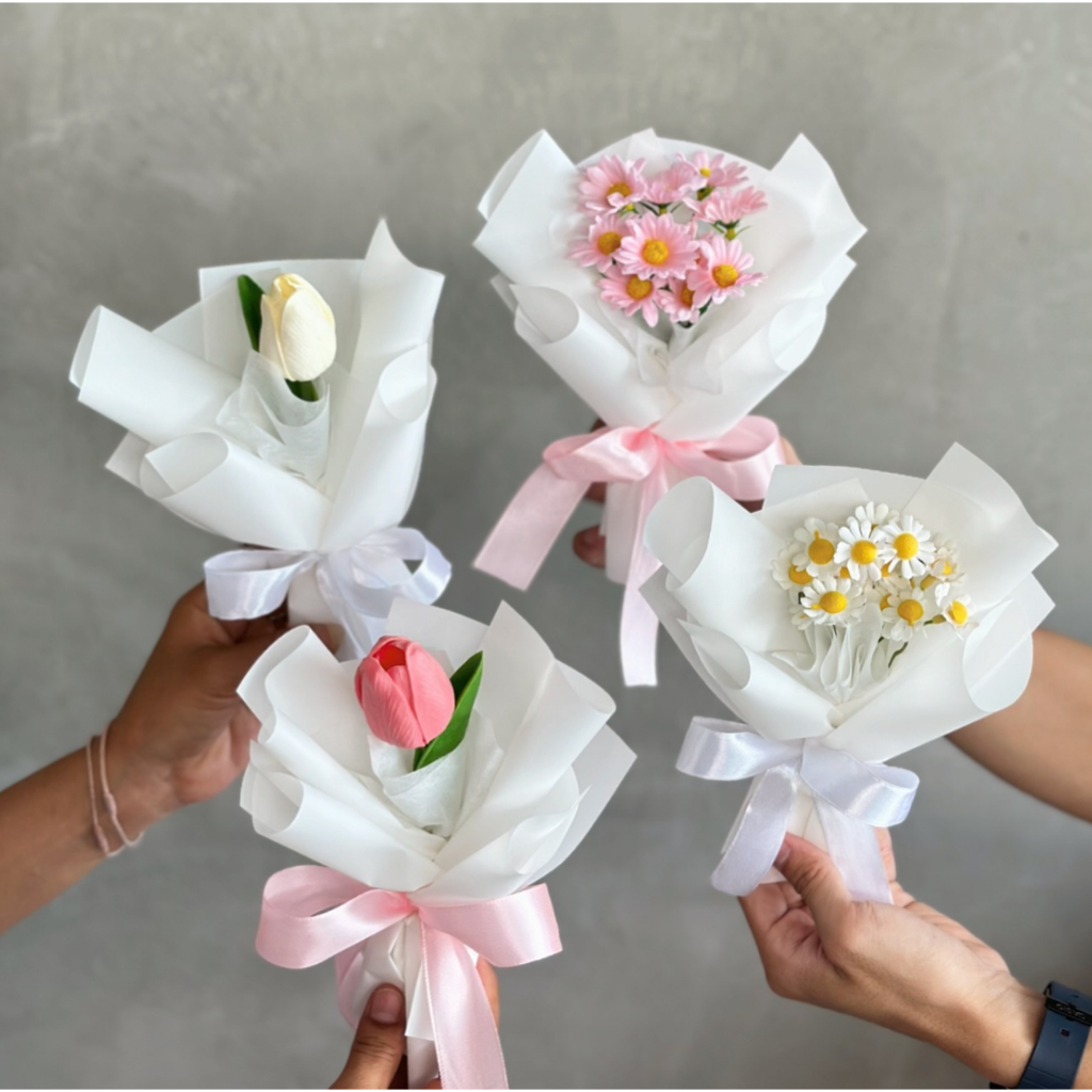 ช่อดอกไม้ l ช่อกุหลาบ ช่อทานตะวัน ทิวลิป เดซี่ ดอกไม้ประดิษฐ์พร้อมการ์ด (ไม่มีกล่อง)