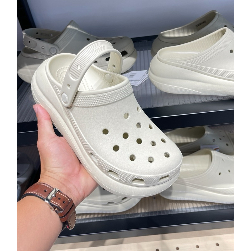 รองเท้า Crocs รองเท้าแบบสวมส้นสูงของผู้หญิง รุ่น Classic crush clog มาใหม่ล่าสุดงานสวย
