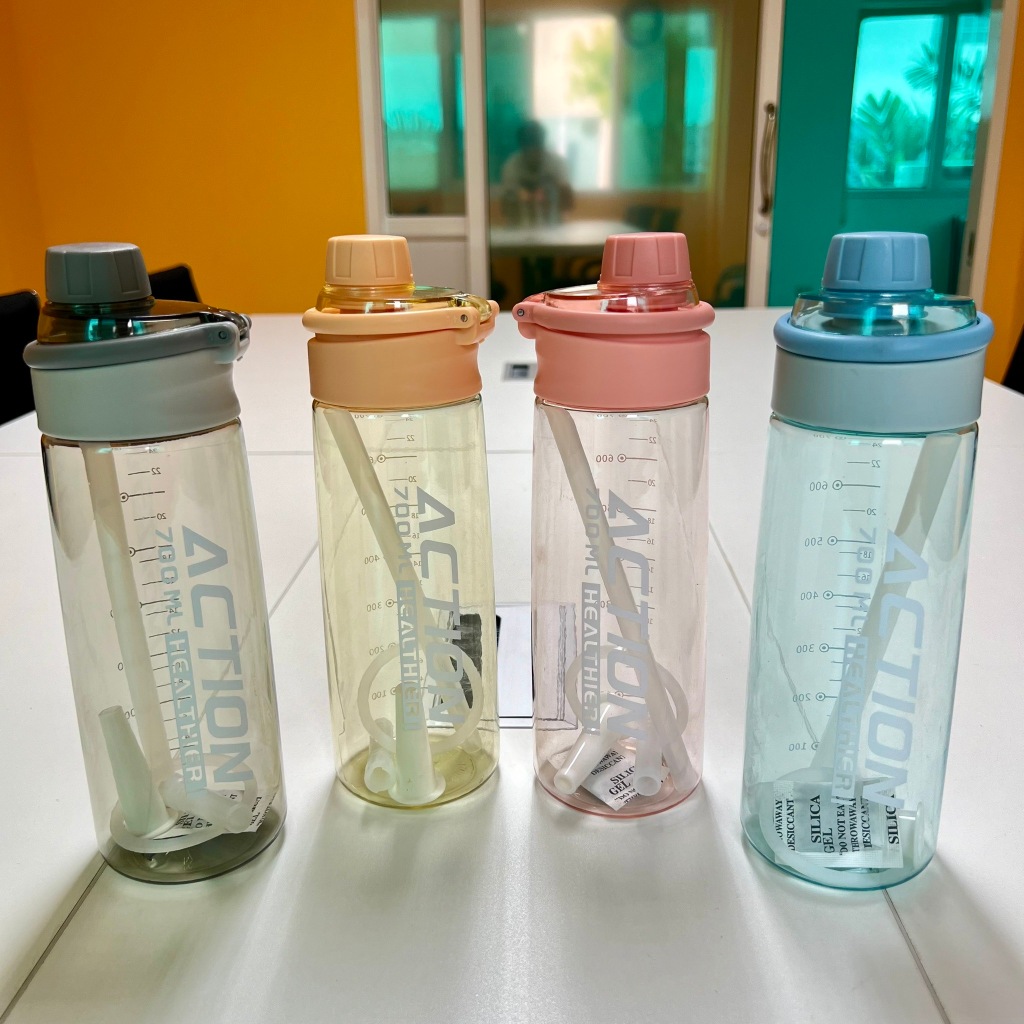 ขวดน้ำ กระบอกน้ำ ขนาด 700 มล. เนื้องาน PP เกรดดี มีหูหิ้ว มี 4 สีให้เลือก สีส้ม สีชมพู สีเทา สีฟ้า