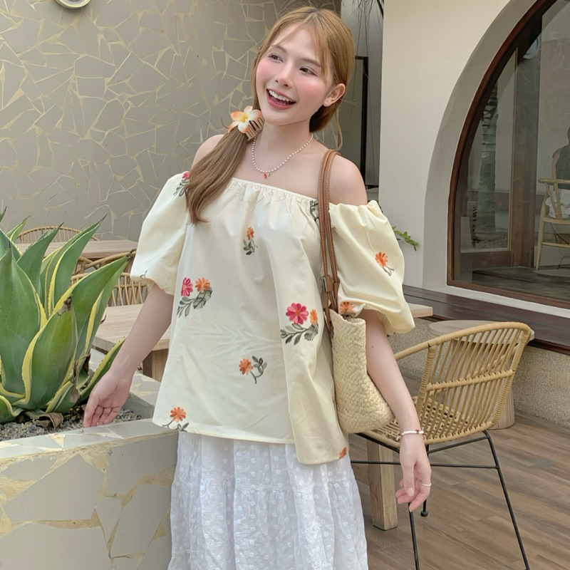 flora top เสื้อผ้าคอตตอนปักลายดอกไม้ ปาดไหล่ แขนพอง สไตล์มินิมอล
