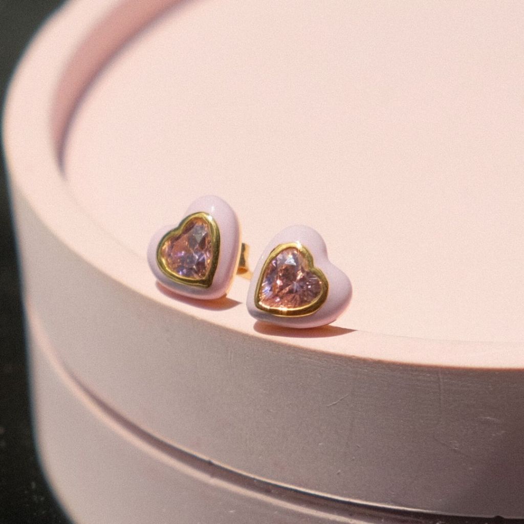 GLAM Pink Heart Earrings ต่างหูทอง 9k พลอยหัวใจสีชมพูล้อมสีอีนาเมลพาสเทลชมพู