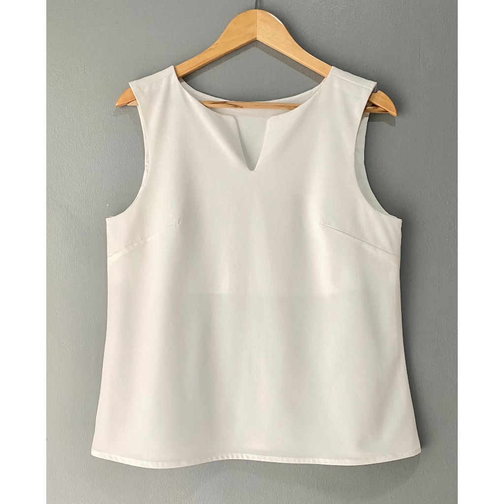 Rata Closet เสื้อกล้าม แขนกุด สีขาวออฟไวท์