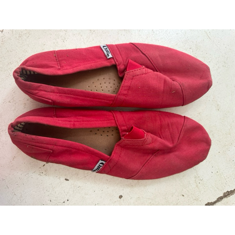 รองเท้าสีแดงพื้นยาง size 38 ป้าย Ollie มือ 2