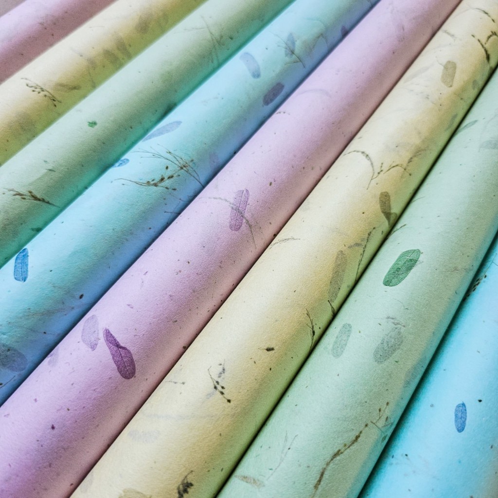 Paper Valley กระดาษสาใบมะขามย้อมสี Tamarind Leaf Kozo Paper (64x47 cm)