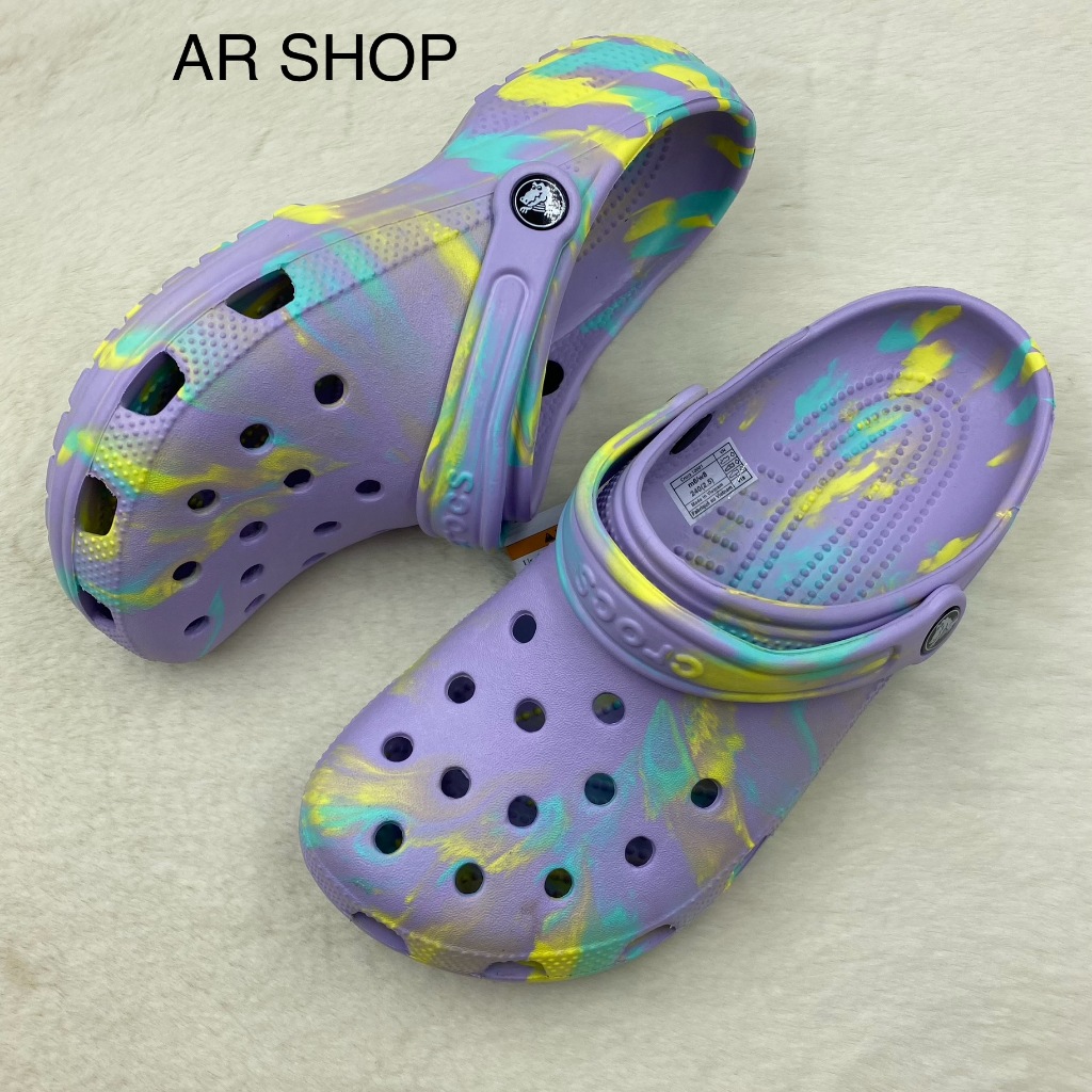 รองเท้าแบบสวม Crocs Classic ลายใหม่สำหรับ ผู้หญิงและผู้ชาย งานสวยน้ำหนักเบามากใส่ทนใส่สบายใส่แล้วไม่เจ็บเท้าค่ะ