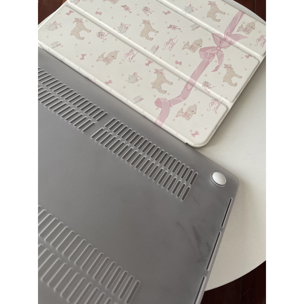 Shesell พร้อมส่ง✨ เคส macbook(ผิวด้าน) M4 ริบบิ้น Floral Air13/15/Pro13นิ้ว เคสสำหรับแมคบุ๊คใส A2681 - รูปที่ 4