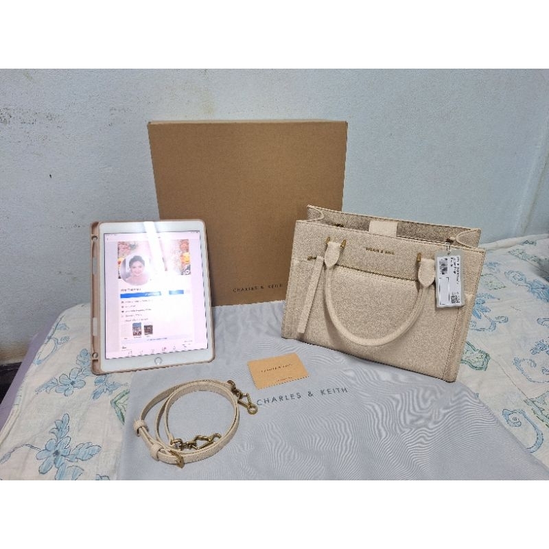 กระเป๋า CHARLES&KEITH