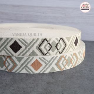 สายผ้าขนาดใหญ่ กว้าง 1.5 นิ้ว หรือ 3.8 cm ปักลายจัตุรัส สายส…