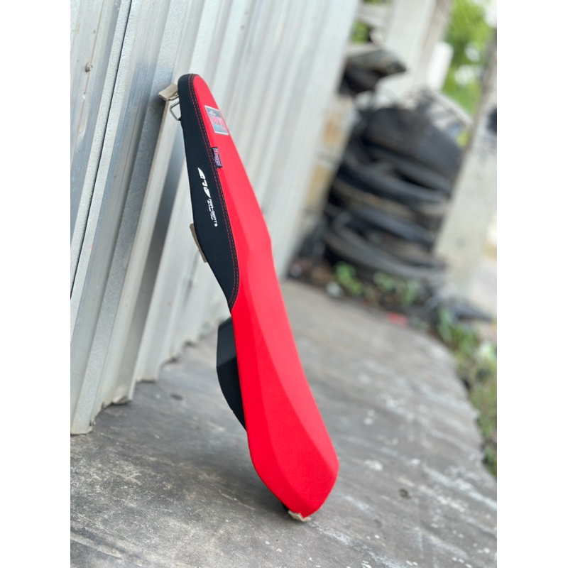 เบาะคลิก 160  ทรงกลางต่ำหนังแดงสดขอบดำสวยๆครับ