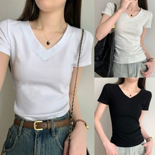 Beryl เสื้อยืดแขนสั้นสีขาวคอวีลำลอง เสื้อยืดสีทึบขั้นพื้นฐาน…