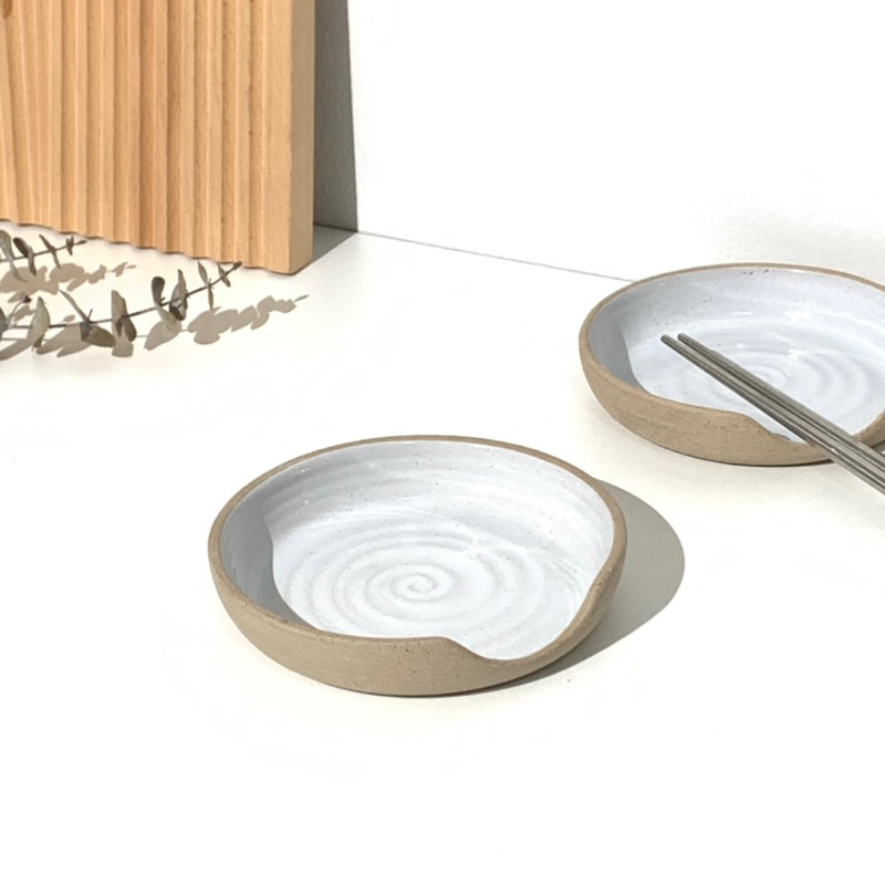 Goodsceramics 🎄 Side plate ceramics จานเเบนมีขอบ เล่นลวดลายก้นหอย ผิวสัมผัสด้านในขัดมัน ด้านนอกผิวทราย
