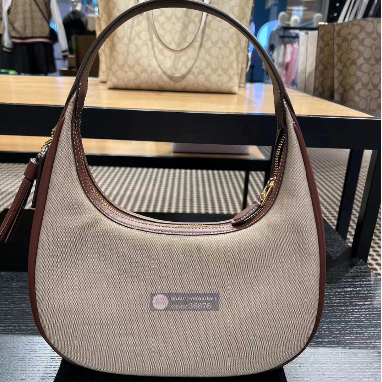 แท้💯% Outlet 11.2 นิ้ว Carmen Shoulder Bag กระเป๋าสะพายข้างใต้วงแขนสำหรับผู้หญิง กระเป๋าถือพระจันทร์ครึ่งเสี้ยว